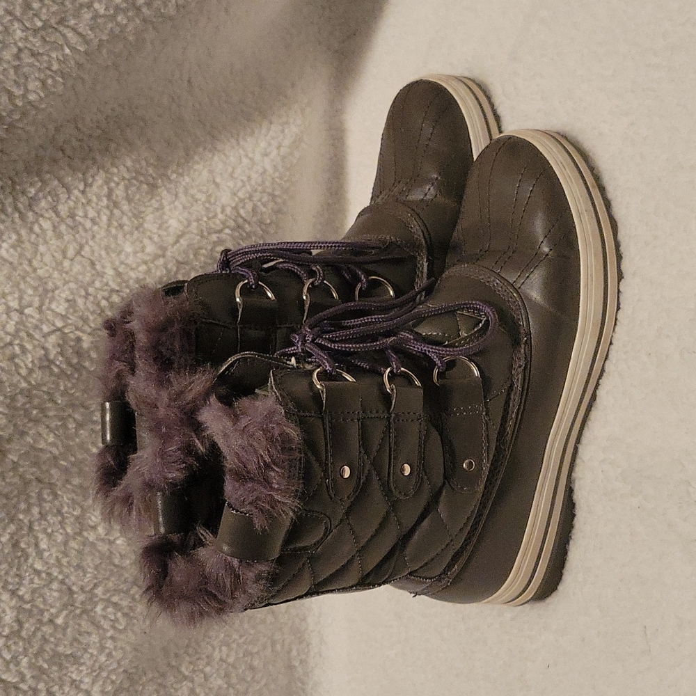 Super warm grey winter boots